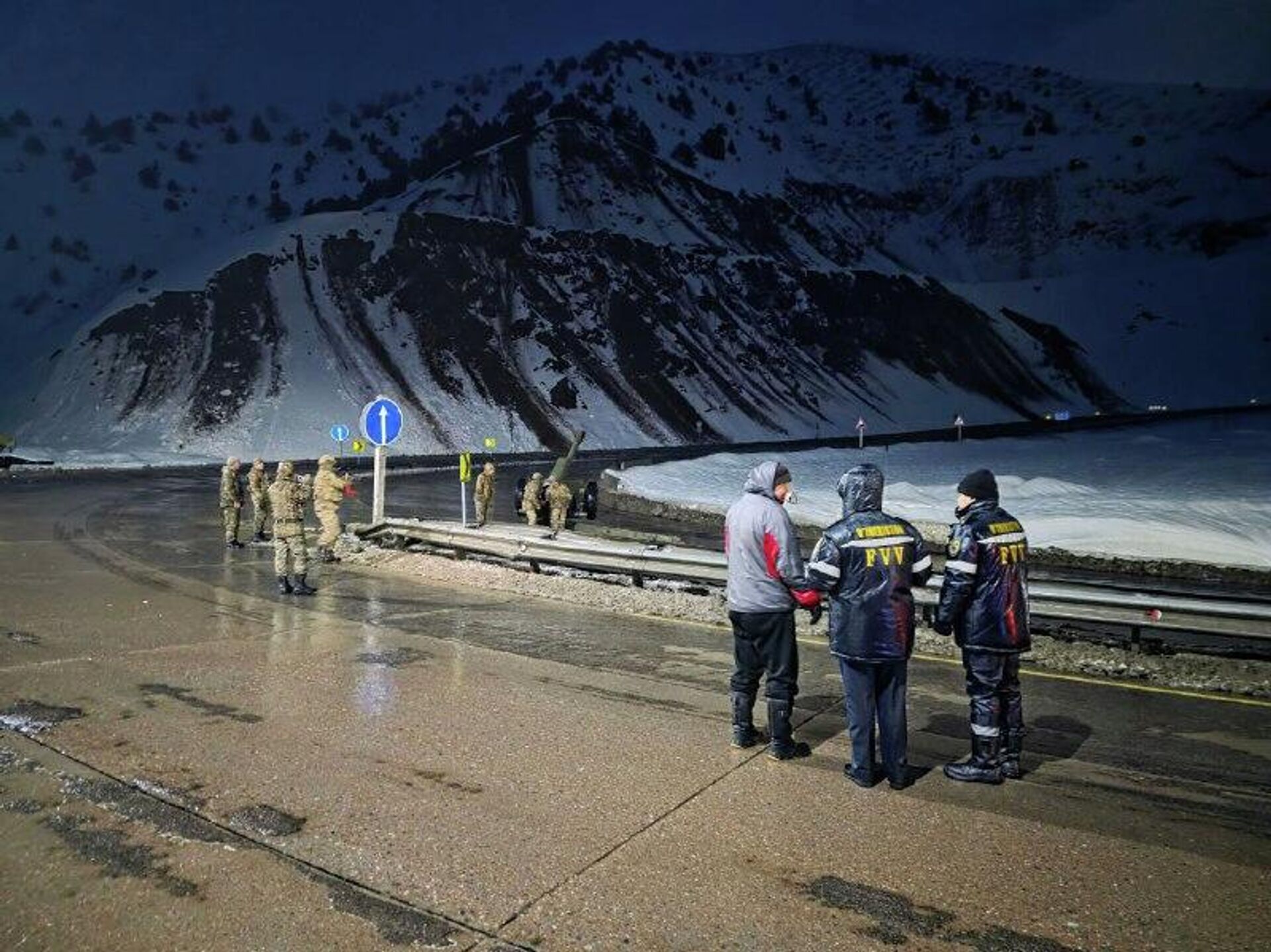 На перевале Камчик идут работы по искусственному спуску лавин - Sputnik Узбекистан, 1920, 12.02.2026