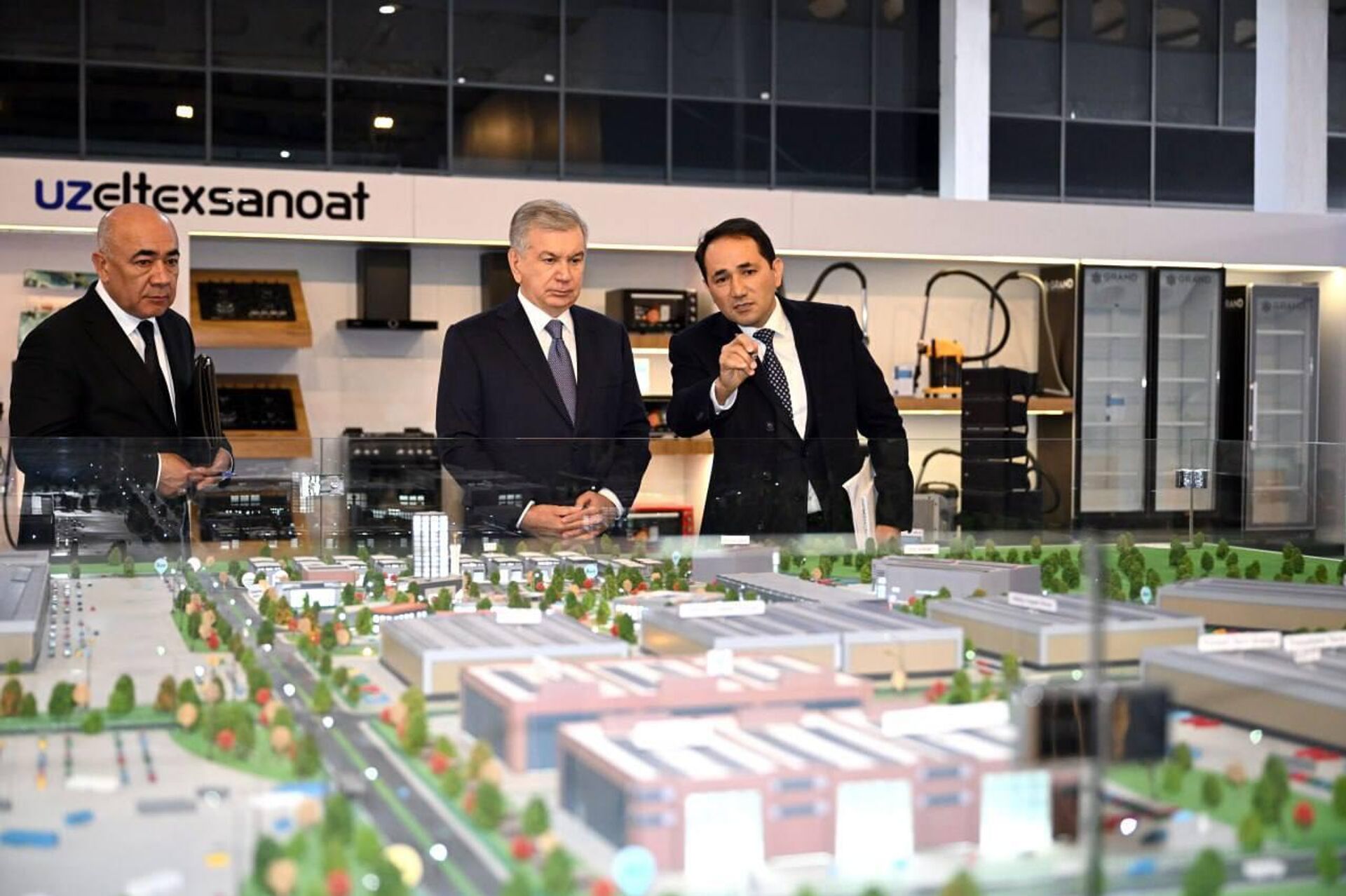 Шавкат Мирзиёев ознакомился с предприятием Premier по производству бытовой техники в Ахангаранском районе. - Sputnik Узбекистан, 1920, 13.02.2026