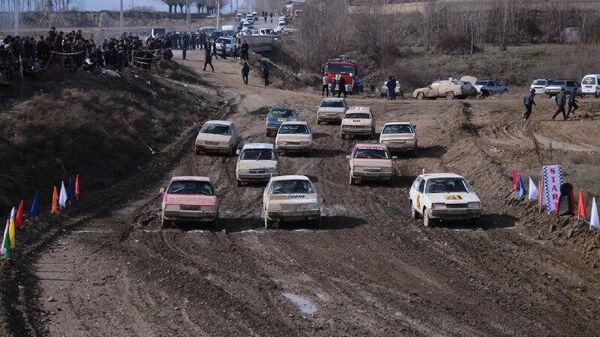 Шум моторов, брызги грязи и жажда скорости: в Самарканде проходит Кубок Узбекистана по автокроссу - Sputnik Узбекистан