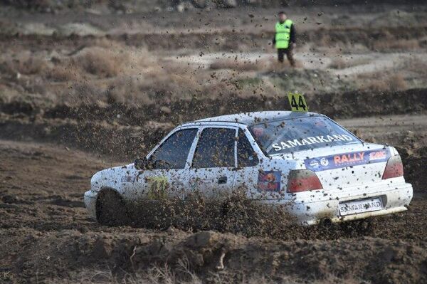 Шум моторов, брызги грязи и жажда скорости: в Самарканде проходит Кубок Узбекистана по автокроссу - Sputnik Узбекистан