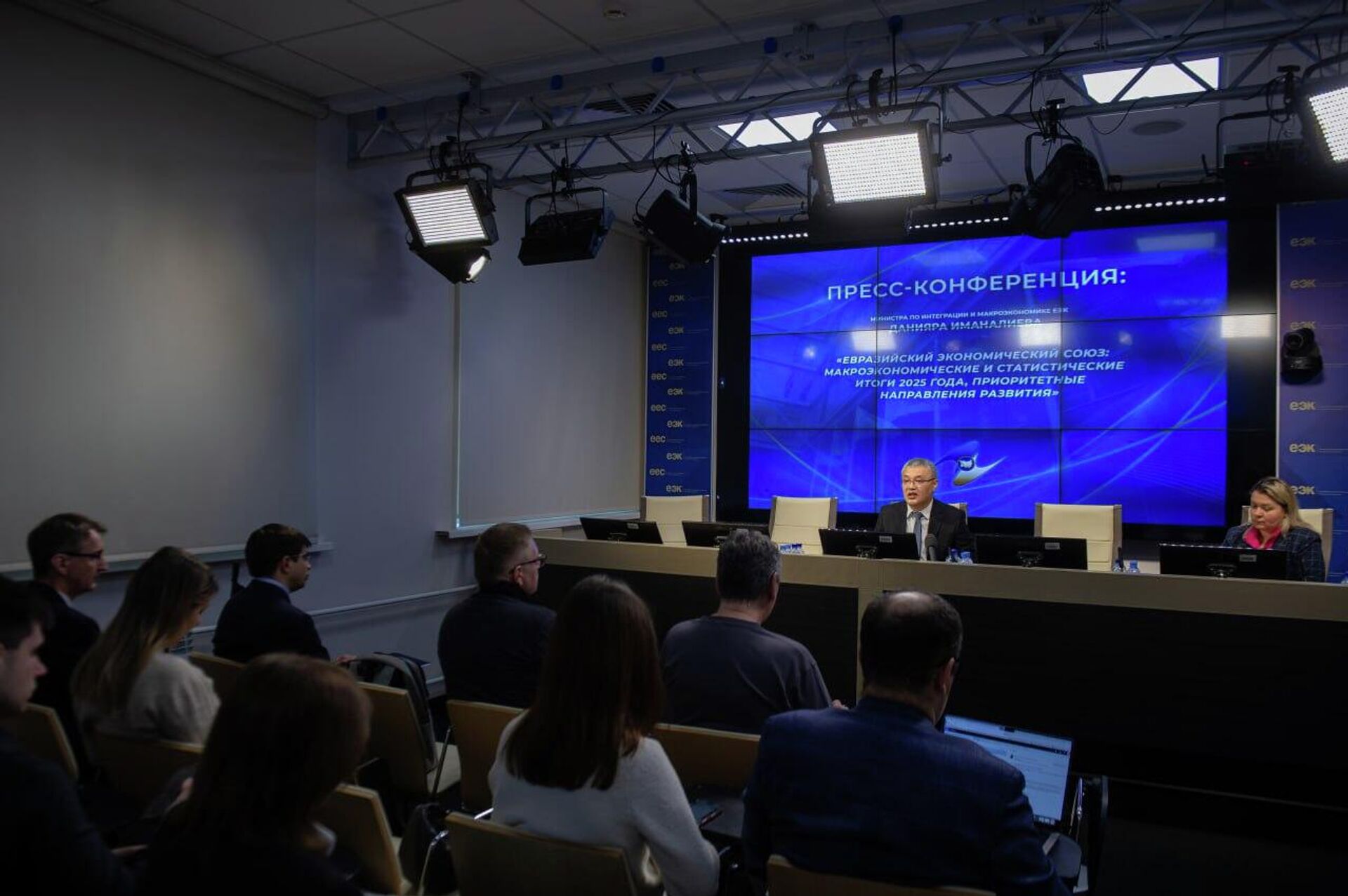 В ЕЭК прошла пресс-конференция министра по интеграции и макроэкономике Данияра Иманалиева.
 - Sputnik Узбекистан, 1920, 14.02.2026