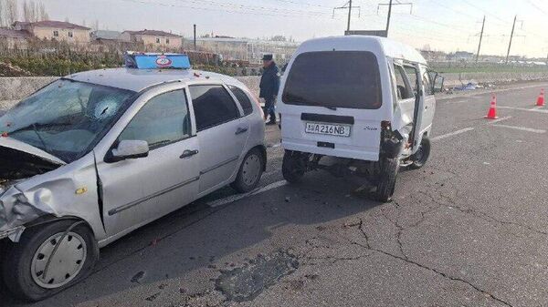 В Юкоричирчикском районе столкнулись автомобили Lada и Damas - Sputnik Узбекистан