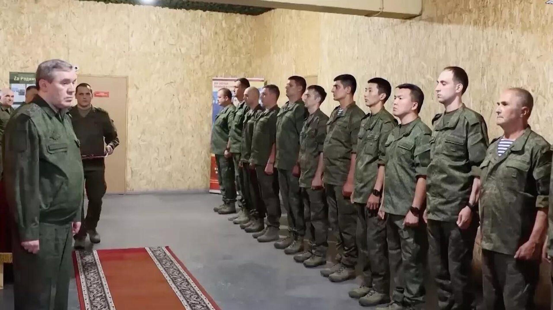 Начальник Генштаба ВС РФ Валерий Герасимов на вручении государственных наград.  - Sputnik Узбекистан, 1920, 15.02.2026