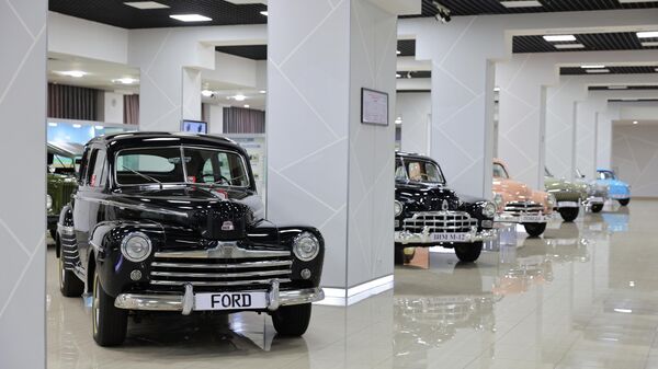 Ford V8 Super Deluxe (1946 г.): Черный седан на переднем плане — настоящая редкость. Этот экземпляр прошел полную десятилетнюю реставрацию и считается одним из немногих сохранившихся в Узбекистане в столь идеальном состоянии.
ЗиМ (ГАЗ-12): Следующий в ряду черный автомобиль представительского класса, выпускавшийся в СССР в 1950-х годах. Его легко узнать по характерной массивной хромированной решетке радиатора.
ГАЗ-М20 Победа: Далее можно заметить розовый (или коралловый) автомобиль — знаменитую Победу, которая стала символом послевоенного советского автопрома.  - Sputnik Узбекистан