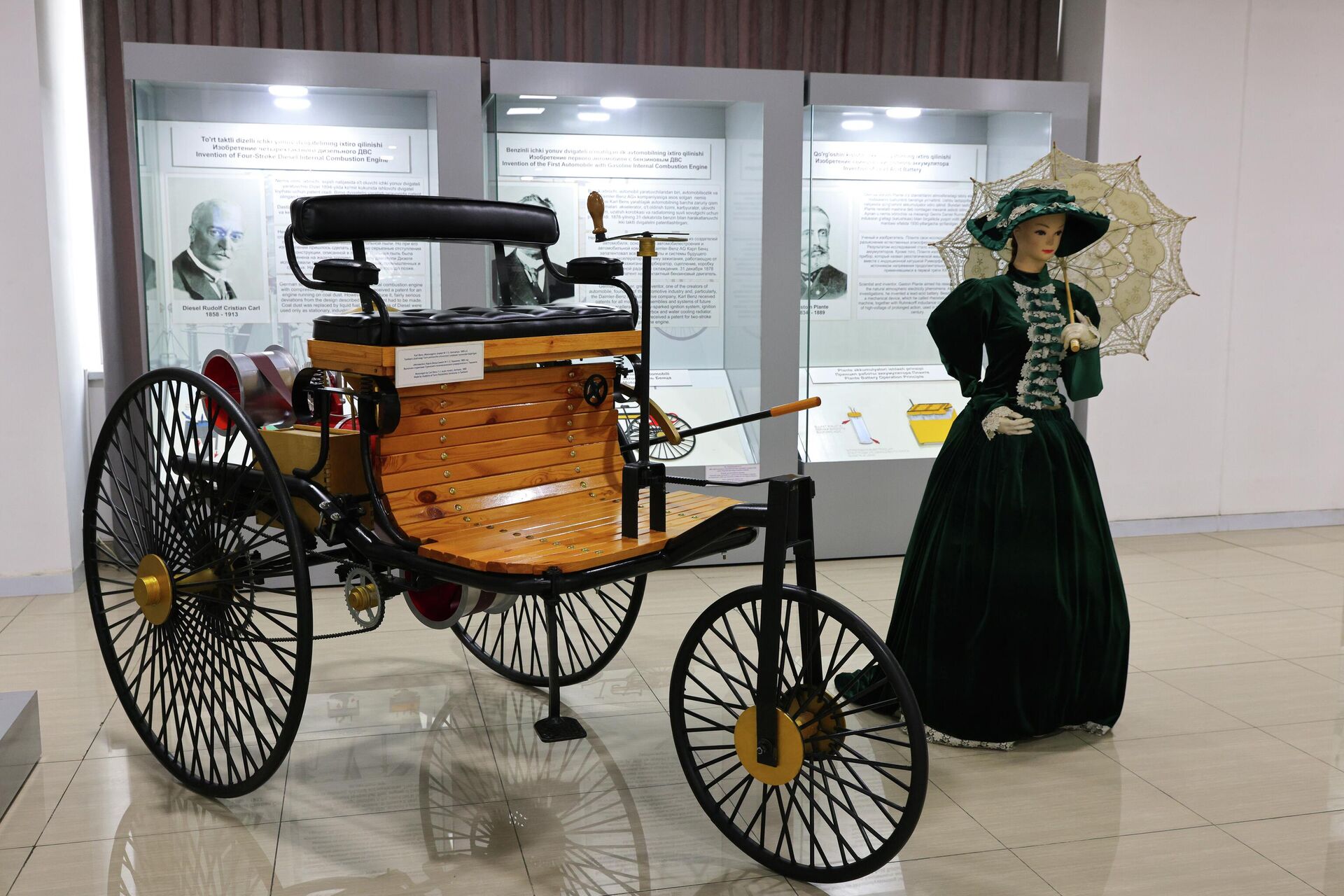 Дунёдаги биринчи автомобиль немис ихтирочиси Карл Бенц томонидан яратилган. Motorwagen деб номланган ушбу улов тўрт тактли бензинли двигатель билан жиҳозланган бўлиб, 1885 йилда қуриб битказилган. Дунёдаги биринчи автомобиль немис ихтирочиси Карл Бенц томонидан яратилган. Motorwagen деб номланган ушбу улов тўрт тактли бензинли двигатель билан жиҳозланган бўлиб, 1885 йилда қуриб битказилган. - Sputnik Ўзбекистон, 1920, 16.02.2026