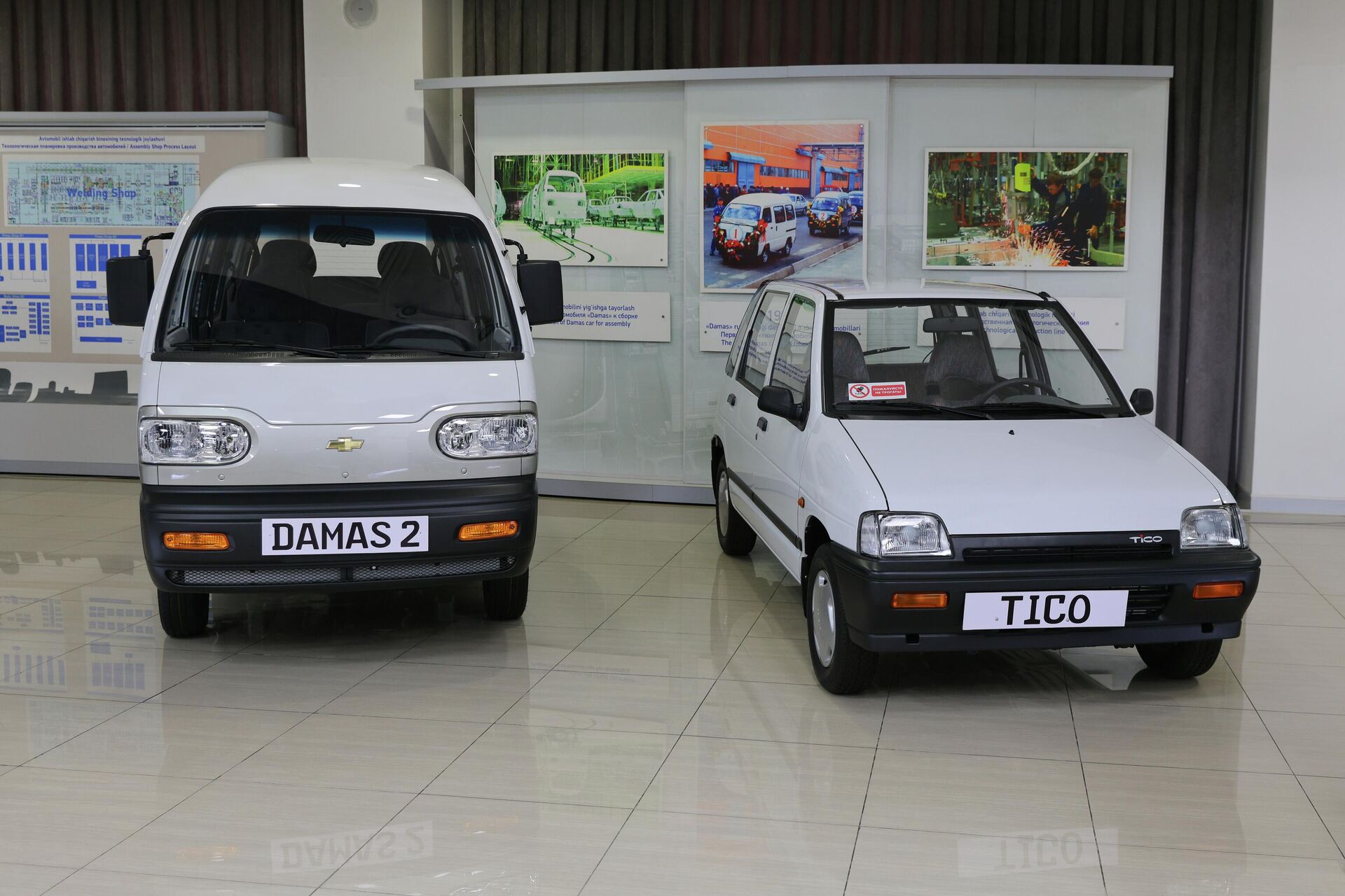 Chevrolet Damas 2 (чапда) — етти ўриндиқли машҳур микровэн. Аввал Daewoo номи остида чиқарилган, 2011 йилдан бери Chevrolet брендида ишлаб чиқарилмоқда.
Daewoo Tico (ўнгда) — 1991–2001 йилларда ишлаб чиқарилган ихчам шаҳар хэтчбеки. Бу модель Suzuki Alto'нинг корейс аналоги ҳисобланади.
Chevrolet Damas 2 (чапда) — етти ўриндиқли машҳур микровэн. Аввал Daewoo номи остида чиқарилган, 2011 йилдан бери Chevrolet брендида ишлаб чиқарилмоқда.
Daewoo Tico (ўнгда) — 1991–2001 йилларда ишлаб чиқарилган ихчам шаҳар хэтчбеки. Бу модель Suzuki Alto'нинг корейс аналоги ҳисобланади.
- Sputnik Ўзбекистон, 1920, 13.02.2026