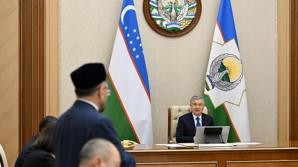 Шавкат Мирзиёев обсудил усиление соцзащиты нуждающихся в месяц Рамазан - Sputnik Узбекистан