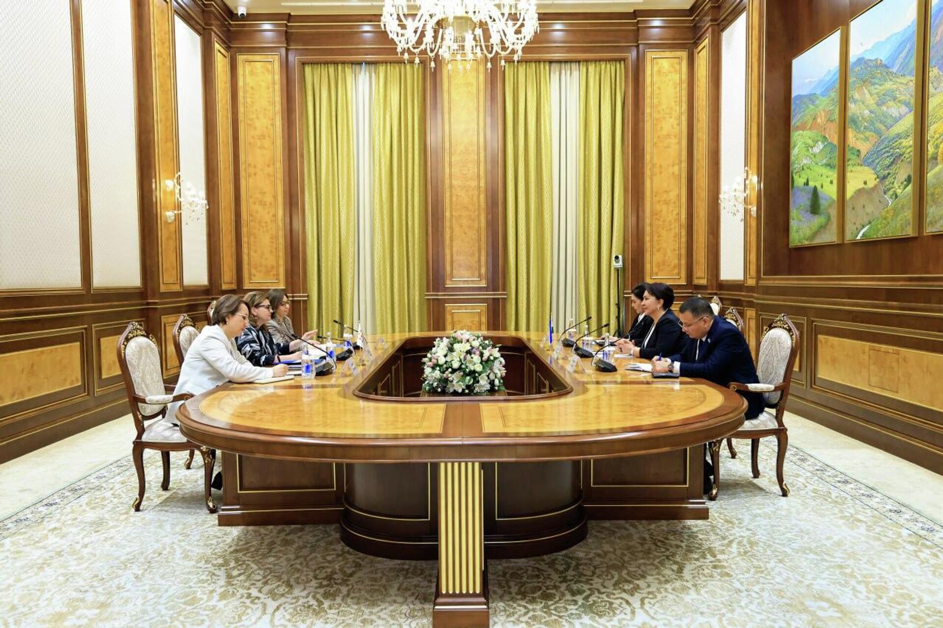  В Сенате состоялась встреча с главой представительства Фонда ООН в области народонаселения в Узбекистане  - Sputnik Узбекистан, 1920, 17.02.2026