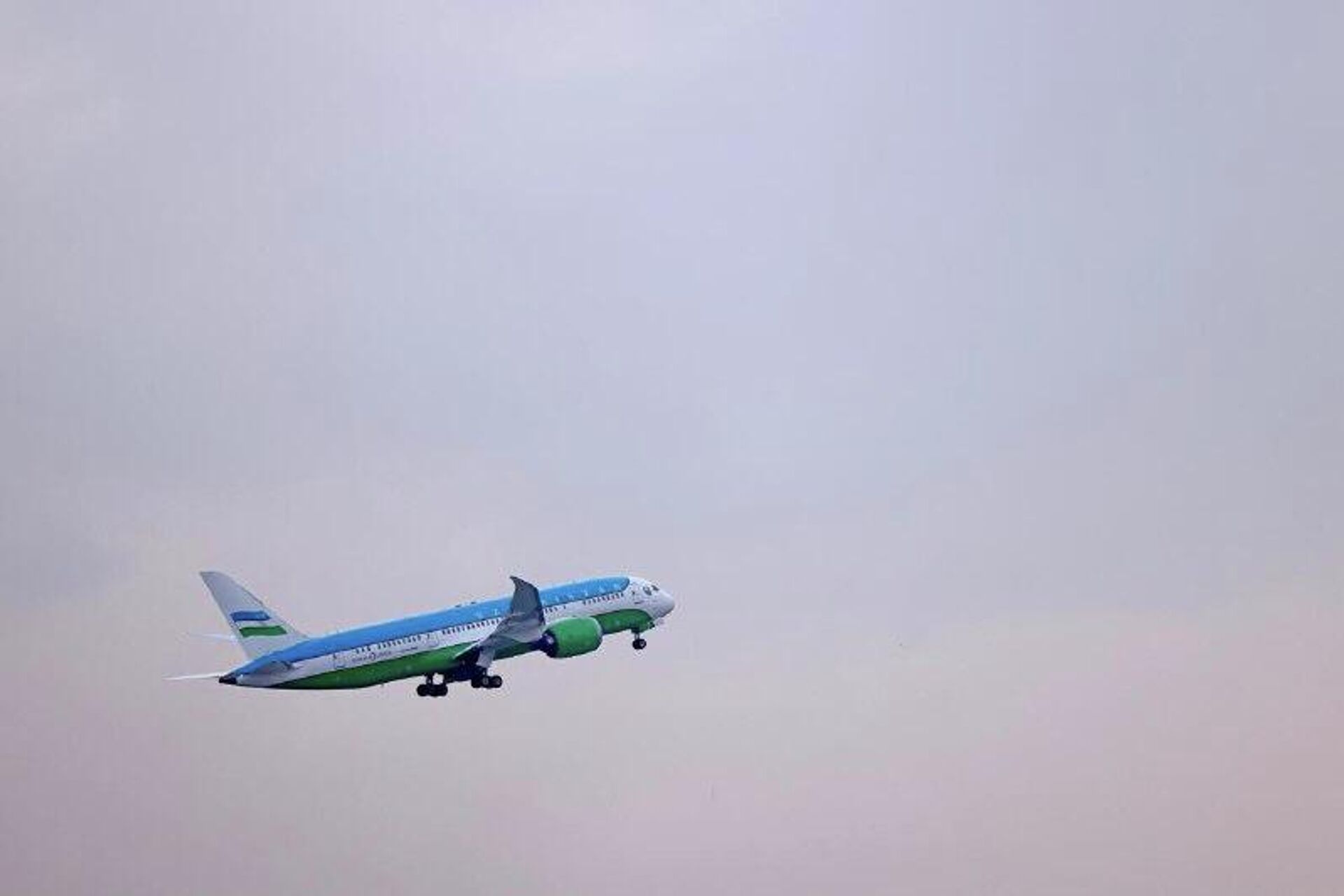 Президент Узбекистана отбыл в США - Sputnik Узбекистан, 1920, 17.02.2026