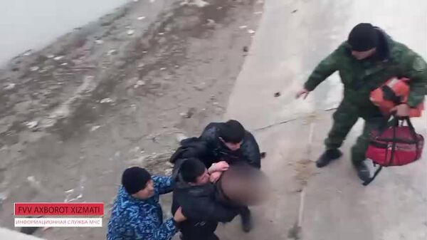 Сотрудники МЧС спасли тонущую женщину в Нукусе, сообщает пресс-служба ведомства - Sputnik Узбекистан