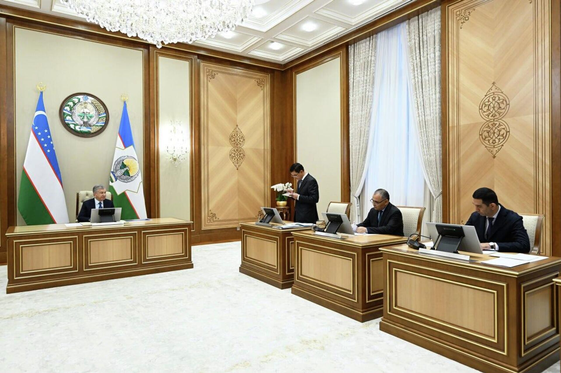 Шавкат Мирзиёев ознакомился с презентацией о мерах по развитию шелковой отрасли. - Sputnik Узбекистан, 1920, 17.02.2026