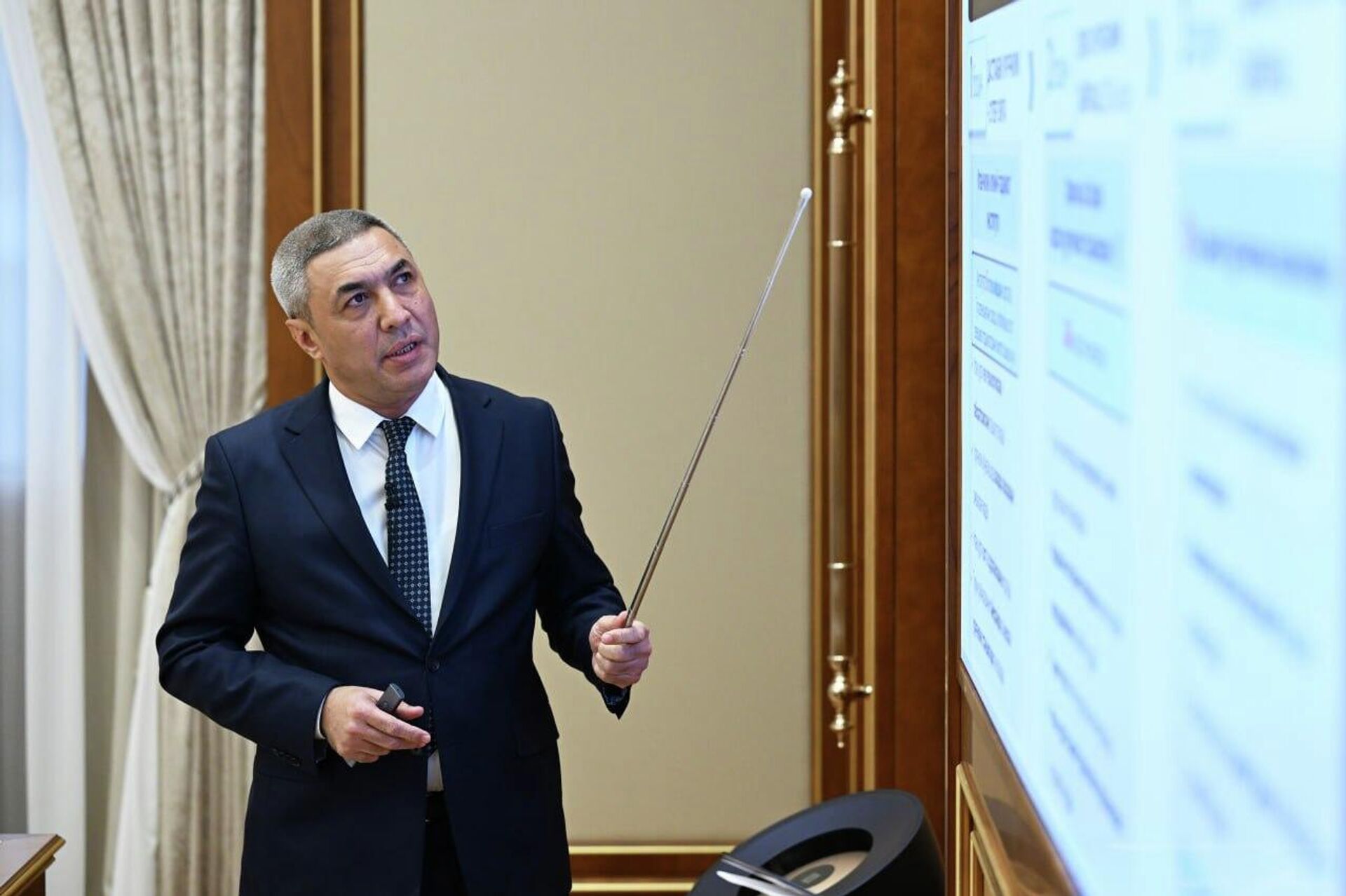 Шавкат Мирзиёев ознакомился с презентацией о мерах по развитию шелковой отрасли. - Sputnik Узбекистан, 1920, 17.02.2026