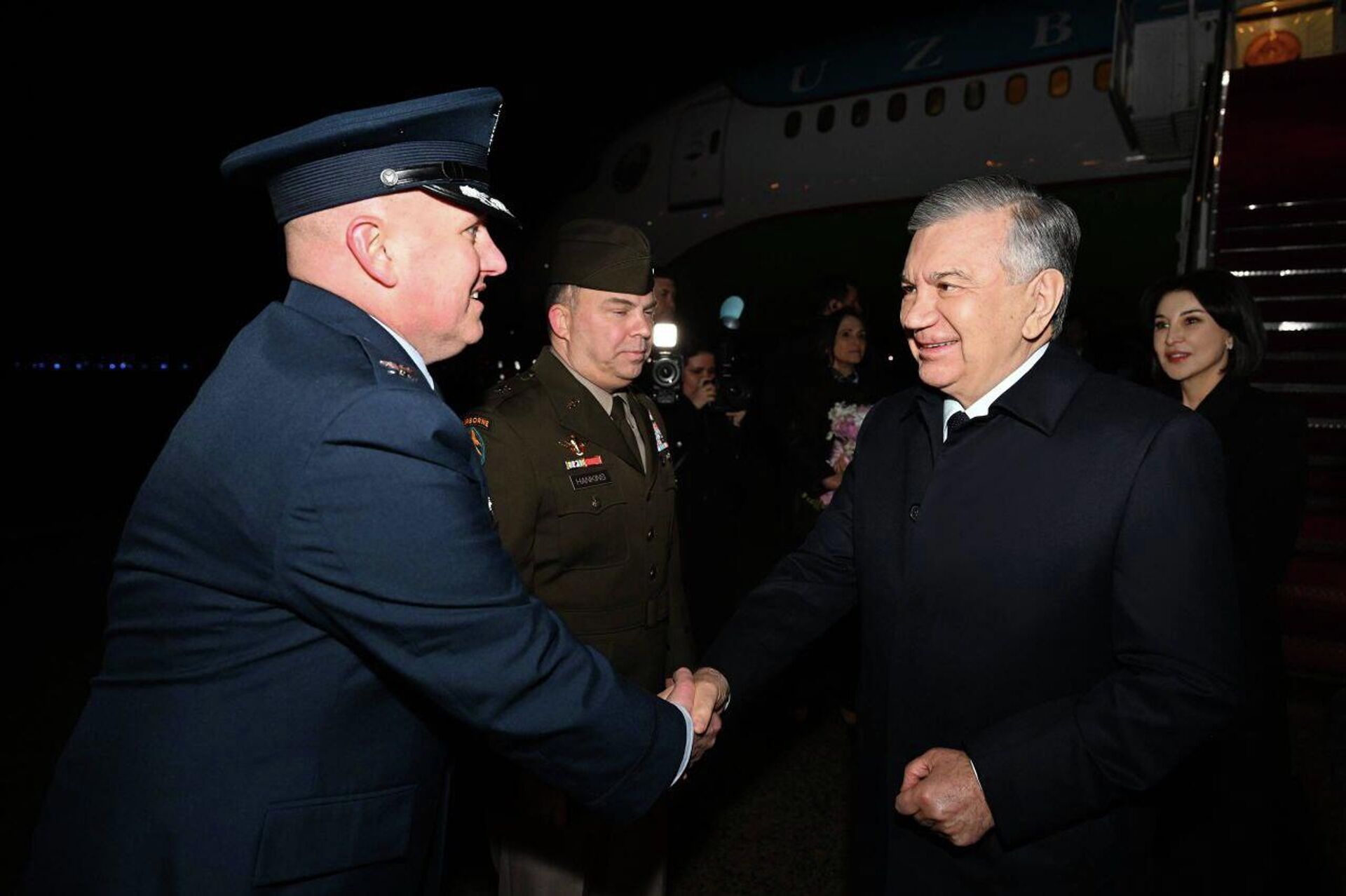 Президент Республики Узбекистан Шавкат Мирзиёев вместе с супругой прибыл с рабочим визитом в США - Sputnik Узбекистан, 1920, 18.02.2026