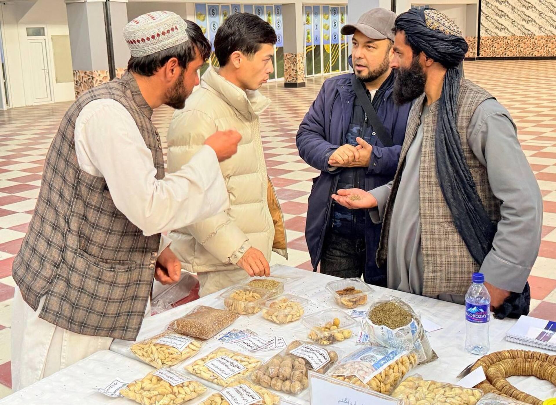 В Мазари-Шарифе состоялась бизнес-встреча с участием предпринимателей Узбекистана и Афганистана.  - Sputnik Узбекистан, 1920, 18.02.2026