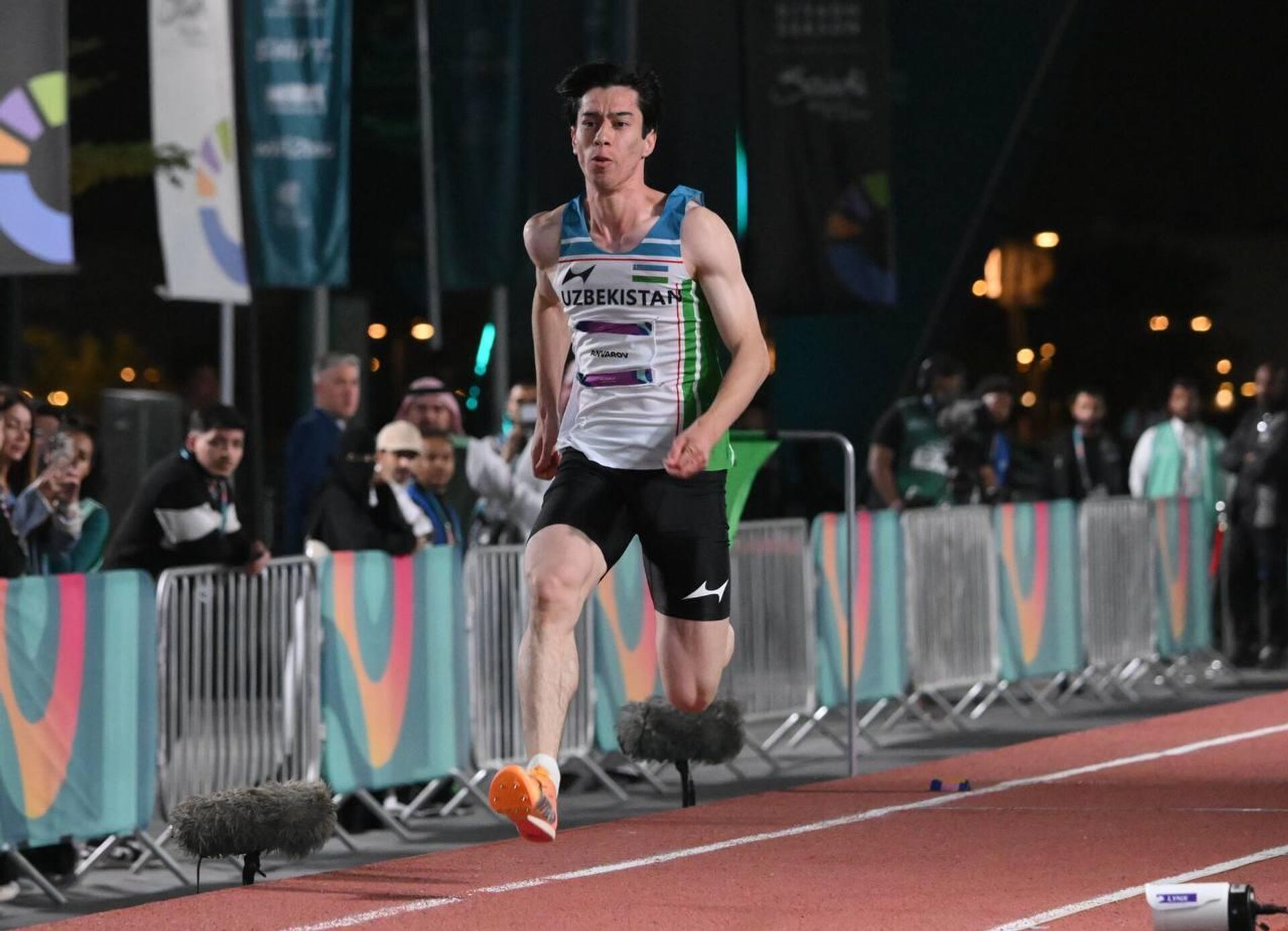 В Стамбуле (Турция) прошли международные соревнования по лёгкой атлетике - Sputnik Узбекистан, 1920, 19.02.2026