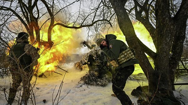 Боевая работа расчета гаубицы Д-30 спецназа Ахмат на Сумском направлении - Sputnik Узбекистан