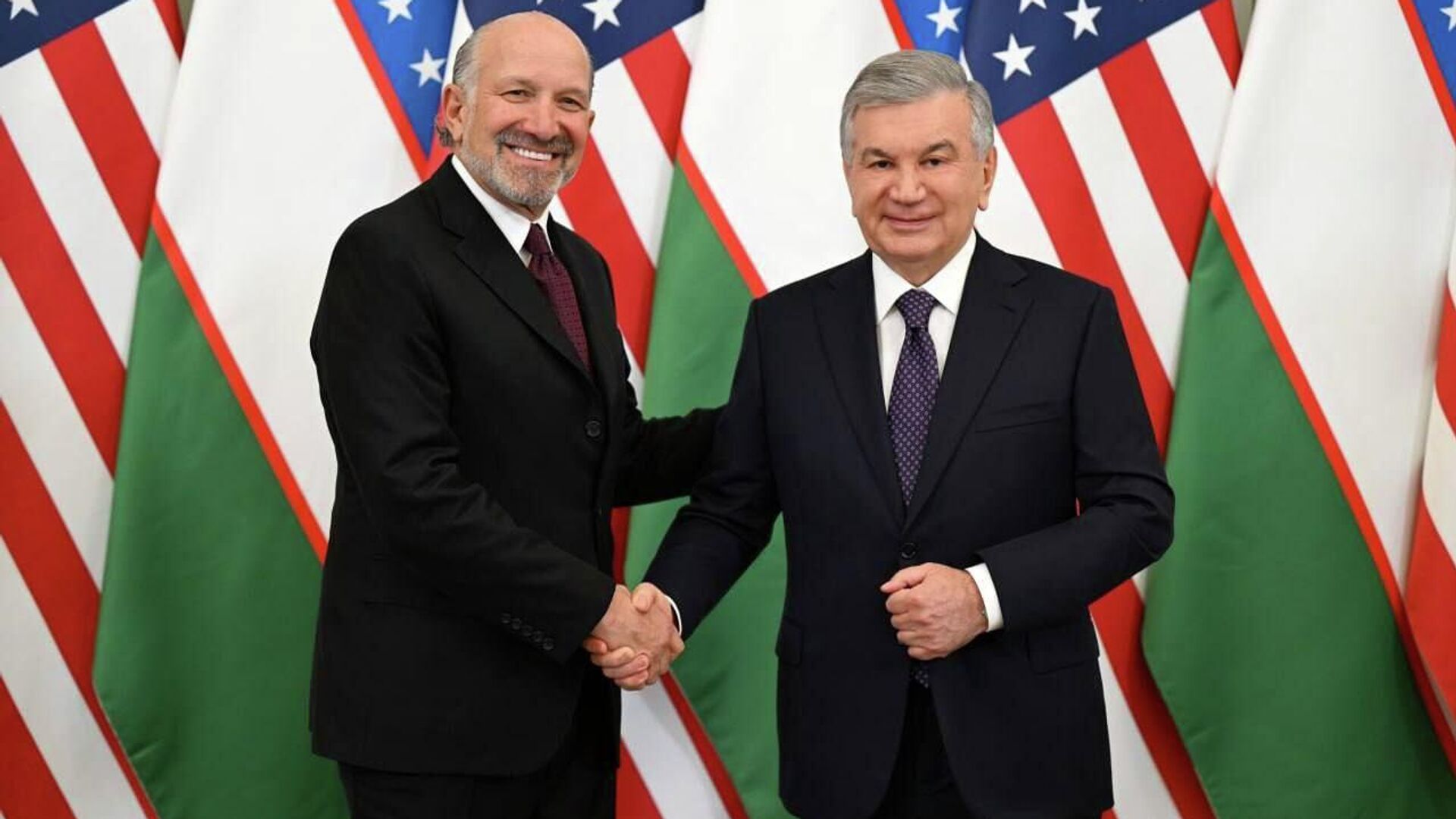 Рабочий визит Шавката Мирзиёева в Вашингтон начался со встречи с министром торговли США Говардом Латником Рабочий визит Шавката Мирзиёева в Вашингтон начался со встречи с министром торговли США Говардом Латником - Sputnik Узбекистан, 1920, 19.02.2026