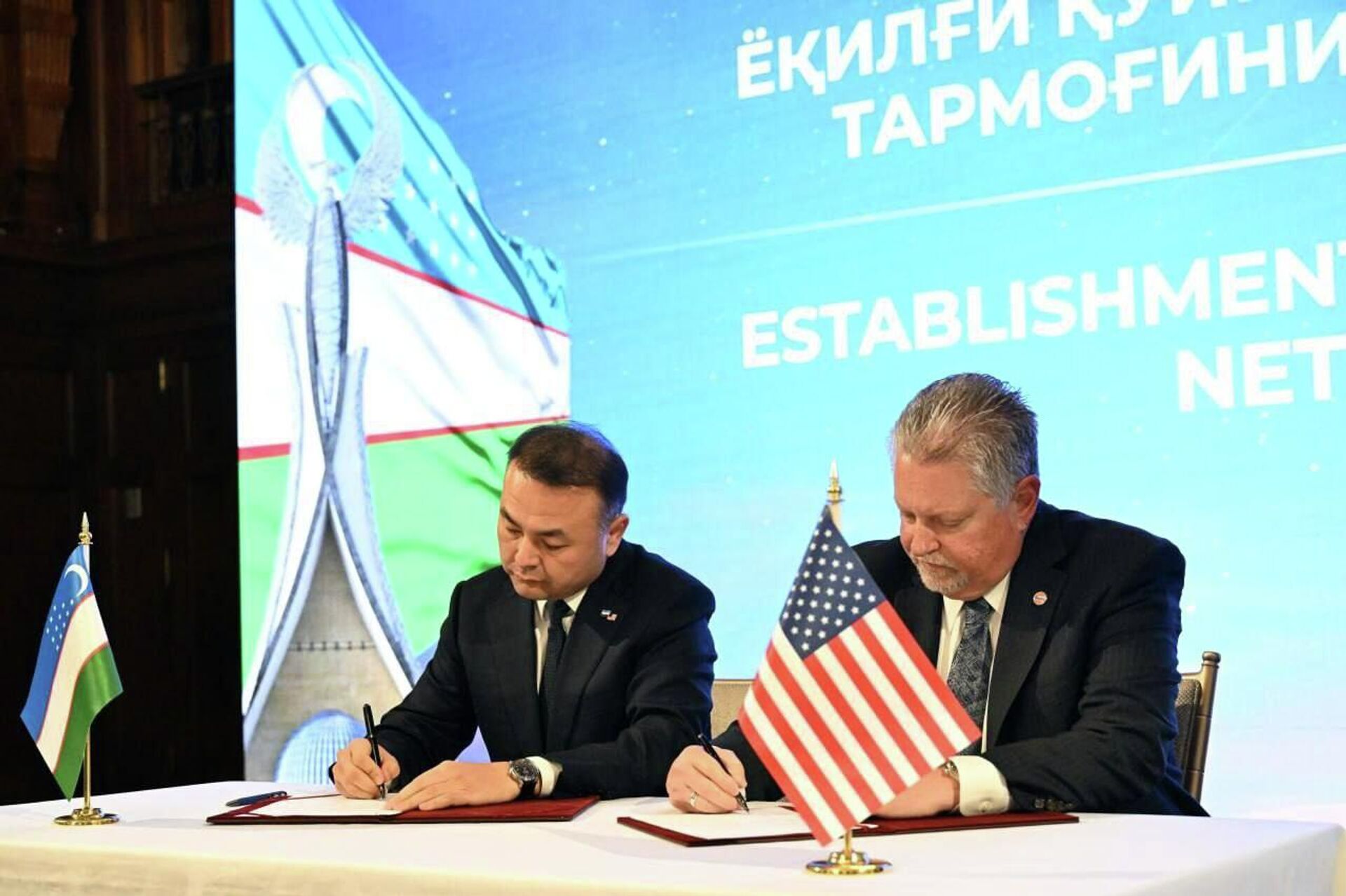 Шавкат Мирзиёев принял участие в круглом столе и подписании двусторонних документов в Вашингтоне Шавкат Мирзиёев принял участие в круглом столе и подписании двусторонних документов в Вашингтоне - Sputnik Узбекистан, 1920, 19.02.2026