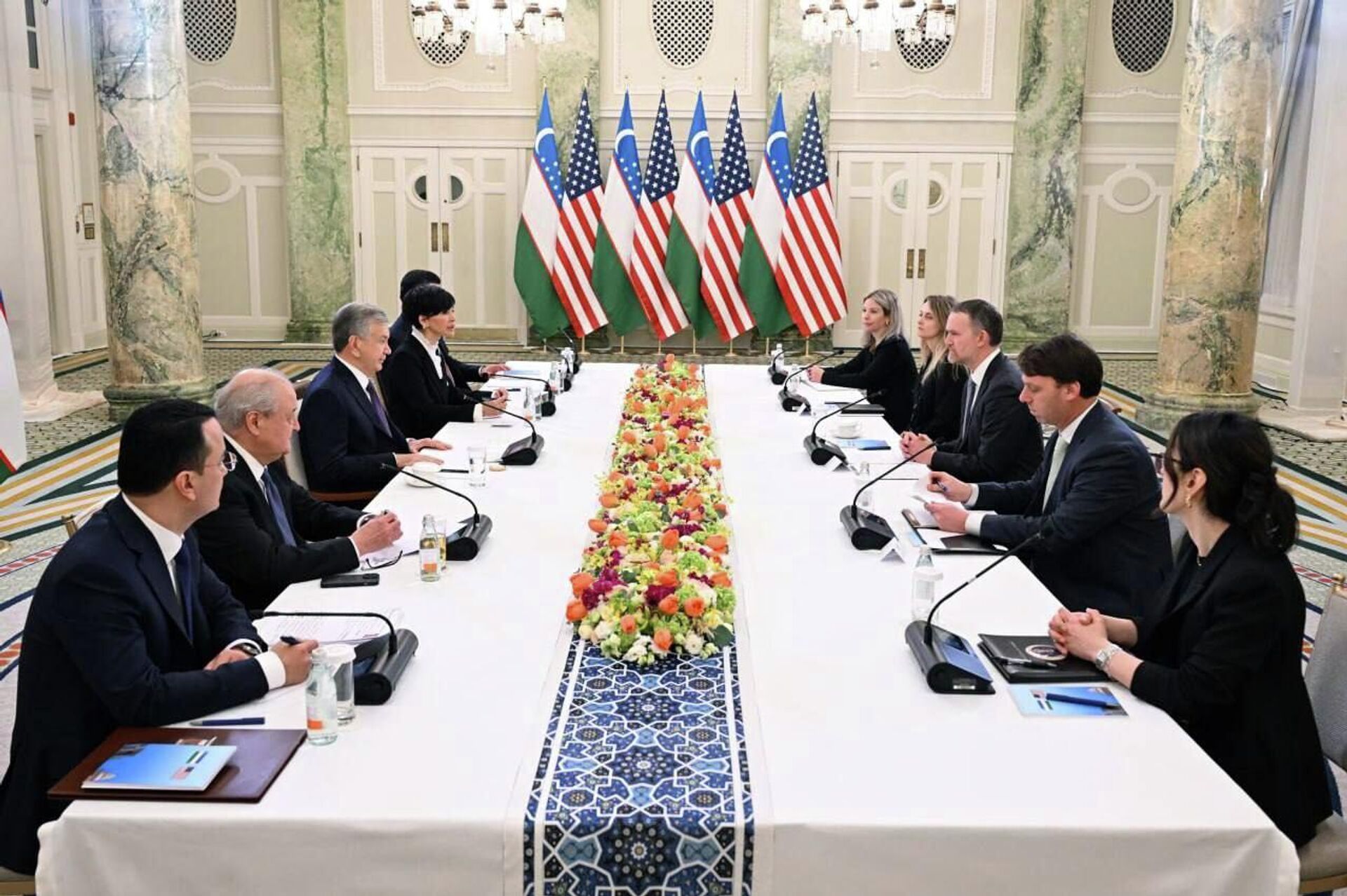 В рамках визита Мирзиёев обсудил вопросы торговли и вступления в ВТО с торгпредом США Джеймисоном Гриром В рамках визита Мирзиёев обсудил вопросы торговли и вступления в ВТО с торгпредом США Джеймисоном Гриром - Sputnik Узбекистан, 1920, 19.02.2026