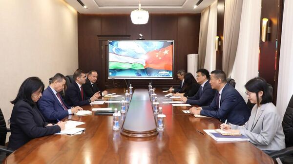 Встреча Министра здравоохранения Узбекистана Асилбека Худаярова с Послом КНР Юй Цзюнем. - Sputnik Узбекистан