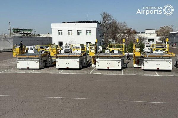 Для аэропортов Узбекистана закупили 8 единиц новой спецтехники Для аэропортов Узбекистана закупили 8 единиц новой спецтехники - Sputnik Узбекистан