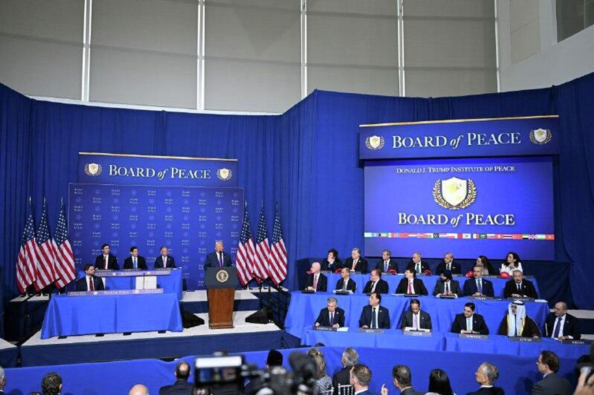 В Вашингтоне с участием Шавката Мирзиёева проходит инаугурационное заседание Совета мира - Sputnik Узбекистан, 1920, 20.02.2026