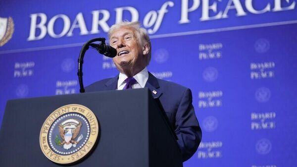 Президент США Дональд Трамп выступил на саммите Совета мира в Вашингтоне - Sputnik Узбекистан