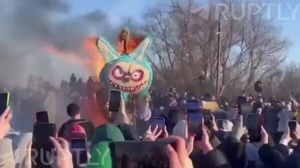 Вместо чучела Масленицы в России сожгли [лабубу] - Sputnik Узбекистан