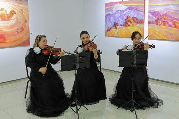 Отчетная выставка преподавателей кафедры Монументальной живописи Республиканской специализированной школы-интерната искусств Ритм присутствия - Sputnik Ўзбекистон