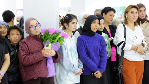 Отчетная выставка преподавателей кафедры Монументальной живописи Республиканской специализированной школы-интерната искусств Ритм присутствия - Sputnik Узбекистан