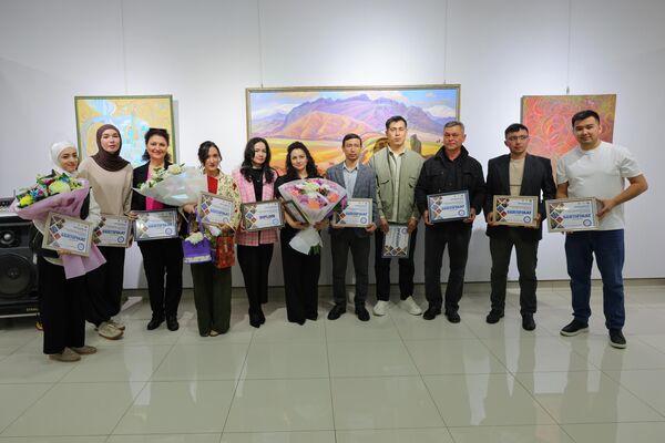 Отчетная выставка преподавателей кафедры Монументальной живописи Республиканской специализированной школы-интерната искусств Ритм присутствия - Sputnik Узбекистан