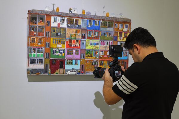 Отчетная выставка преподавателей кафедры Монументальной живописи Республиканской специализированной школы-интерната искусств Ритм присутствия - Sputnik Ўзбекистон