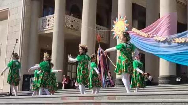 Блины, скоморохи и чучело - в Чирчике проводили Масленицу - Sputnik Узбекистан