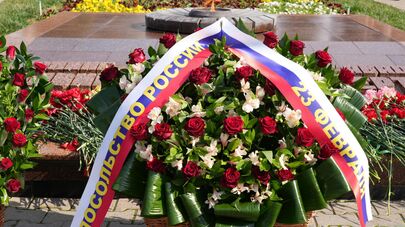 В День защитника Отечества в Ташкенте возложили цветы к Вечному огню
