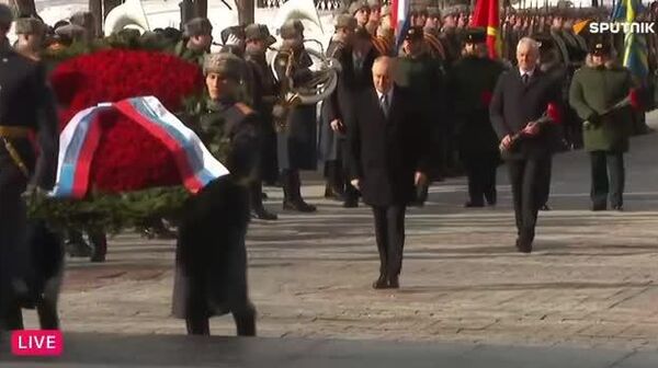 Владимир Путин возложил венок к Могиле Неизвестного Солдата - Sputnik Узбекистан