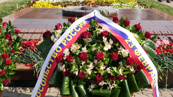 Toshkentda Vatan himoyachilari kuni munosabati bilan Mangu olov poyiga gullar qo‘yildi
 - Sputnik O‘zbekiston