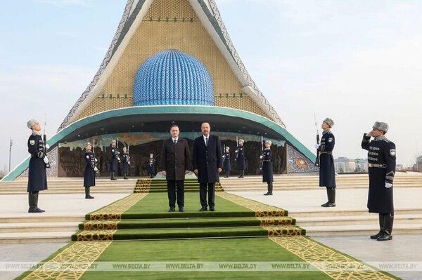 Премьер-министр Беларуси возложил венок к монументу Независимости в Ташкенте, сообщает БелТА - Sputnik Узбекистан