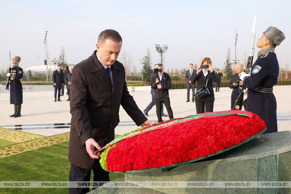 Премьер-министр Беларуси возложил венок к монументу Независимости в Ташкенте, сообщает БелТА - Sputnik Узбекистан
