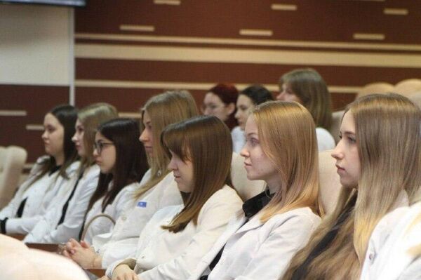 Студенты-медики Самарканда и Беларуси обсудили аэрозольные инфекции и провели интеллектуальный поединок Студенты-медики Самарканда и Беларуси обсудили аэрозольные инфекции и провели интеллектуальный поединок - Sputnik Узбекистан