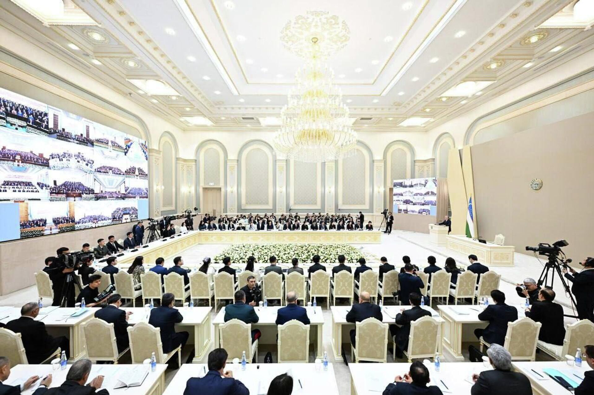 В Куксарое Шавкат Мирзиёев обсудил с молодежью поддержку их инициатив - Sputnik Узбекистан, 1920, 24.02.2026