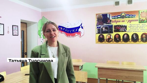 В одной из школ Самарканда младшеклассников обучают сразу два учителя – из Узбекистана и России - Sputnik Узбекистан