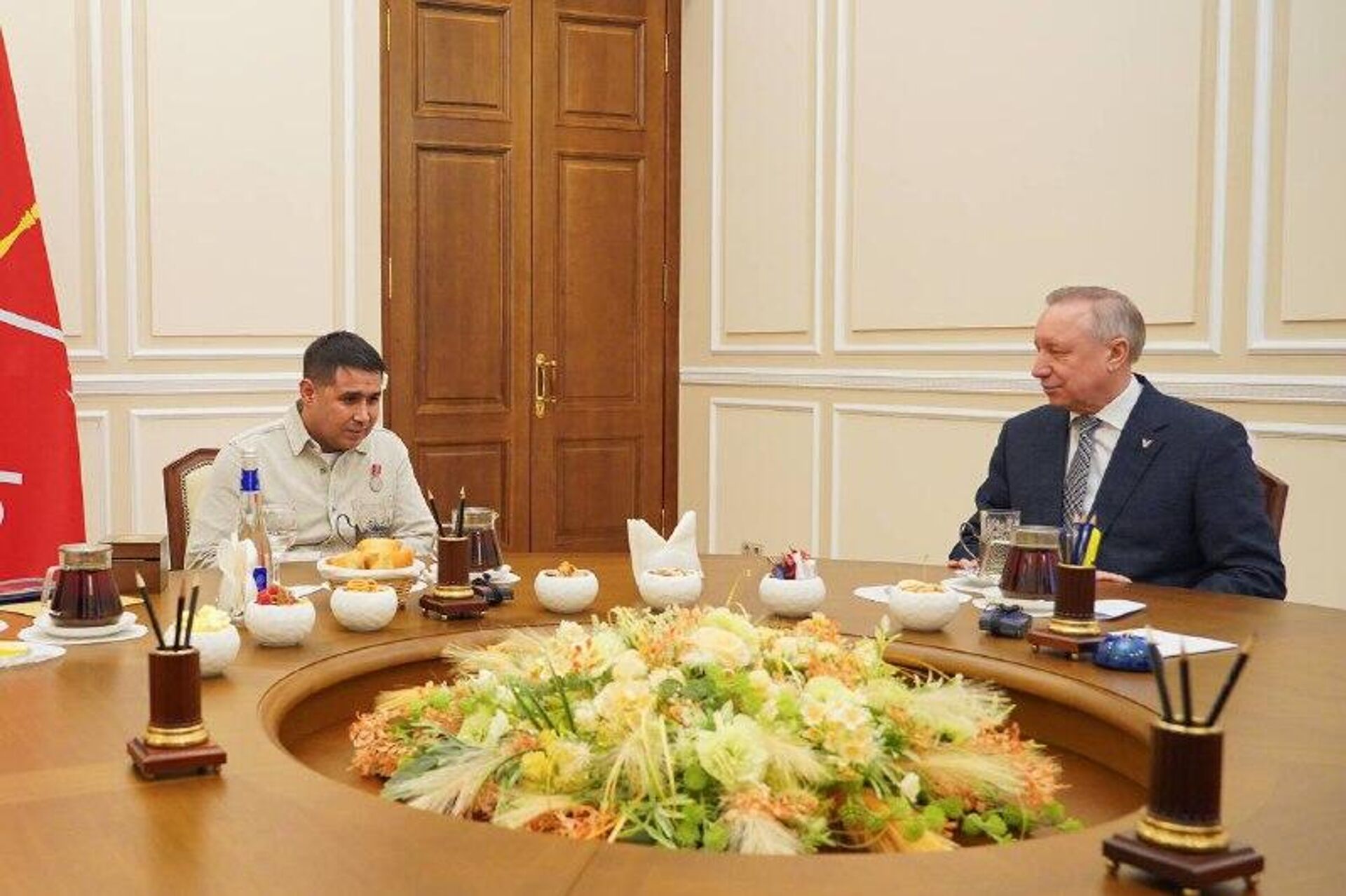 🟠Губернатор Петербурга наградил Хайрулло Ибадуллаева знаком отличия За доблесть в спасении - Sputnik Узбекистан, 1920, 25.02.2026