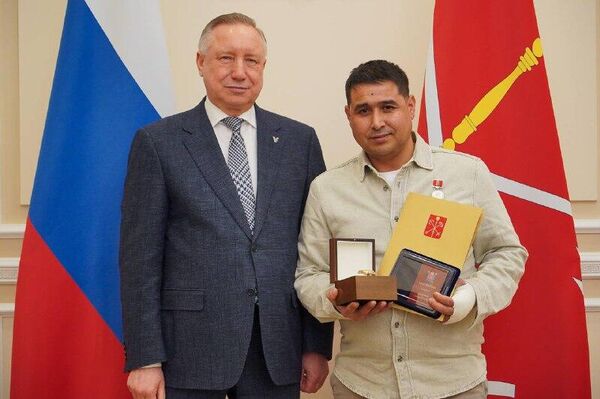 🟠Губернатор Петербурга наградил Хайрулло Ибадуллаева знаком отличия За доблесть в спасении 🟠Губернатор Петербурга наградил Хайрулло Ибадуллаева знаком отличия За доблесть в спасении - Sputnik Узбекистан