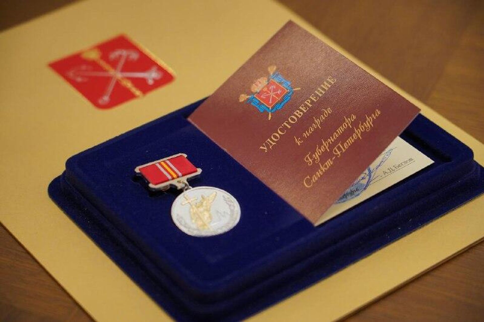 🟠Губернатор Петербурга наградил Хайрулло Ибадуллаева знаком отличия За доблесть в спасении - Sputnik Узбекистан, 1920, 25.02.2026