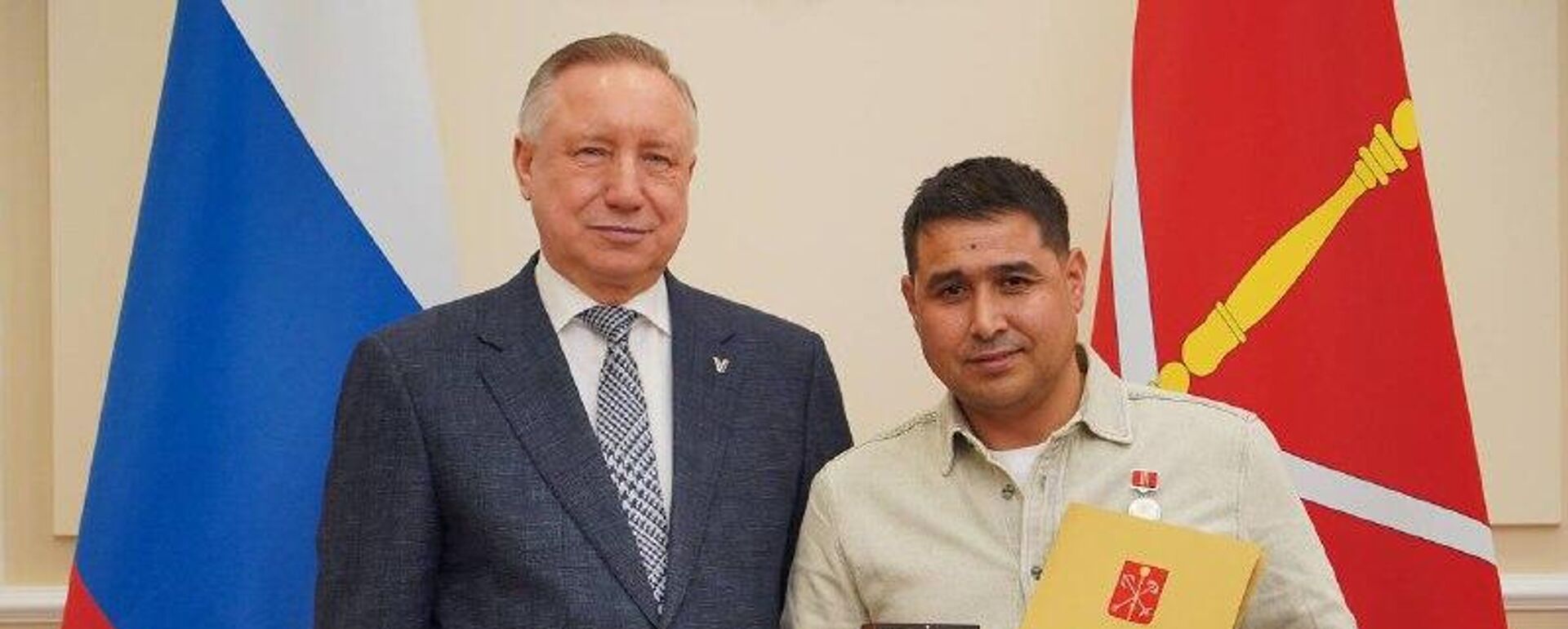 Губернатор Петербурга наградил Хайрулло Ибадуллаева - Sputnik Узбекистан, 1920, 25.02.2026