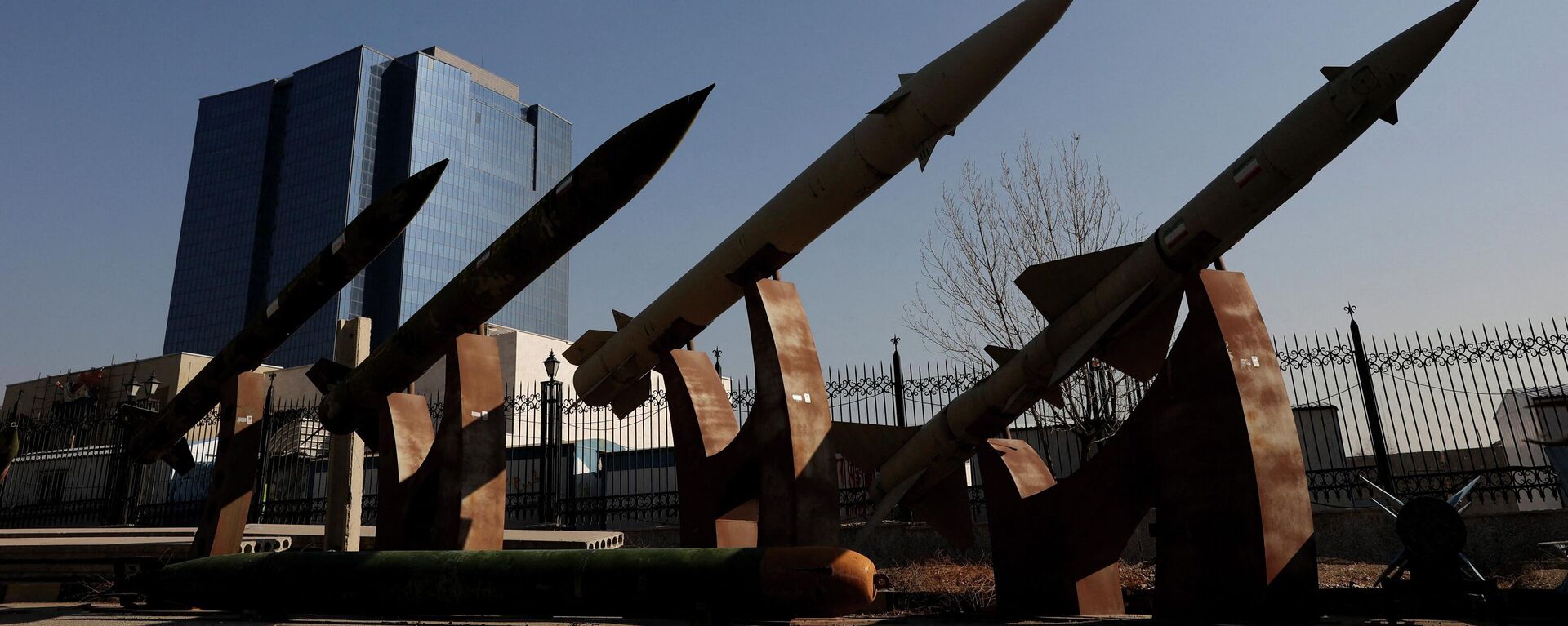 Иранские ракеты в парке Тегерана, архивное фото - Sputnik Узбекистан, 1920, 25.02.2026