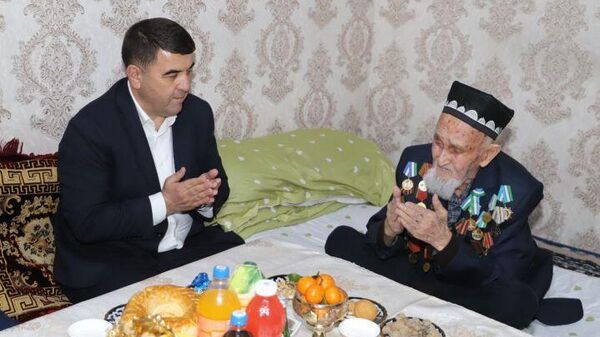 Хоким Наманганской области Шавкатжон Абдураззаков провел совместный ифтар с 104-летним ветераном Второй мировой войны - Sputnik Узбекистан