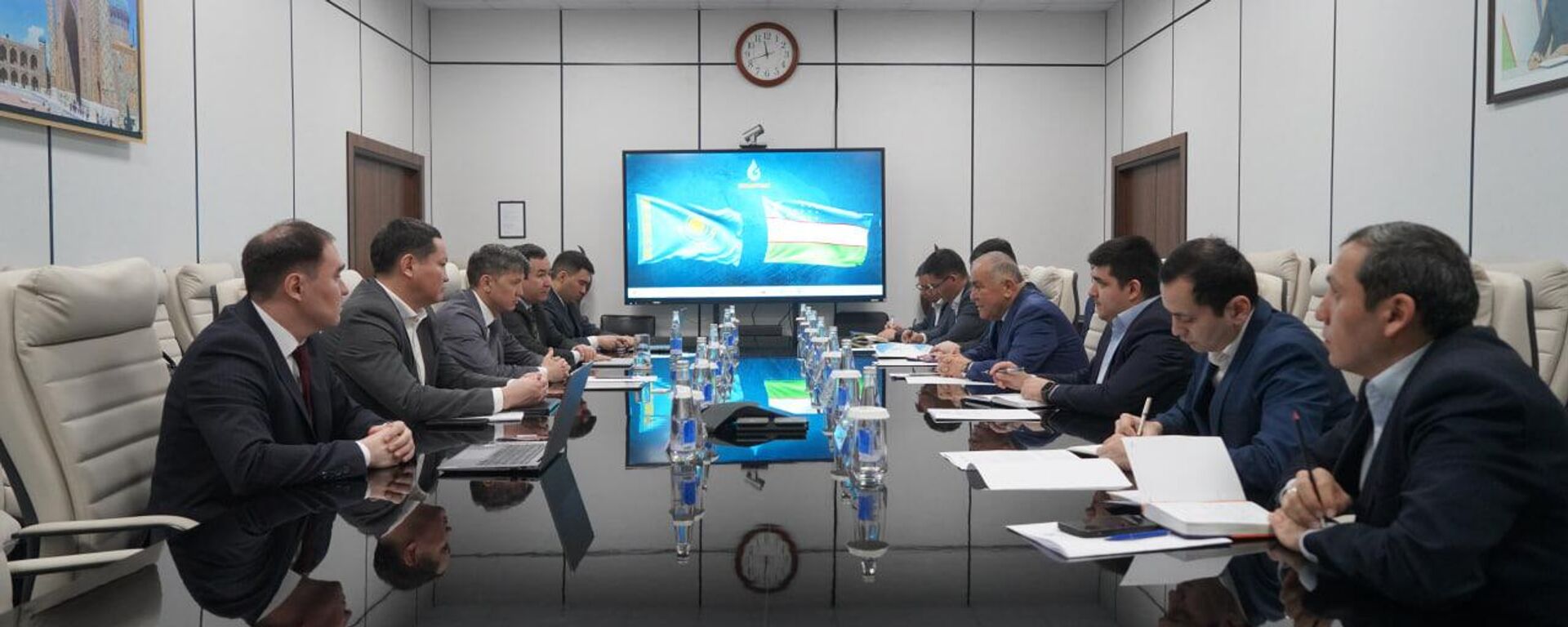 Состоялась встреча руководства АО Узбекнефтегаз и дочерней компании КазМунайГаз - Sputnik Ўзбекистон, 1920, 25.02.2026