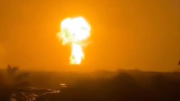 Огромный столб огня наблюдали жители Колумбии при извержении вулкана на северо-западе страны - Sputnik Узбекистан