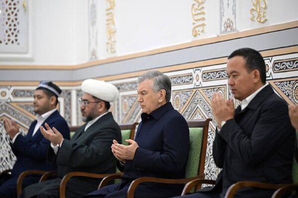 Шавкат Мирзиёев начал визит в Сурхандарью с посещения мавзолея Хакима Термези - Sputnik Узбекистан